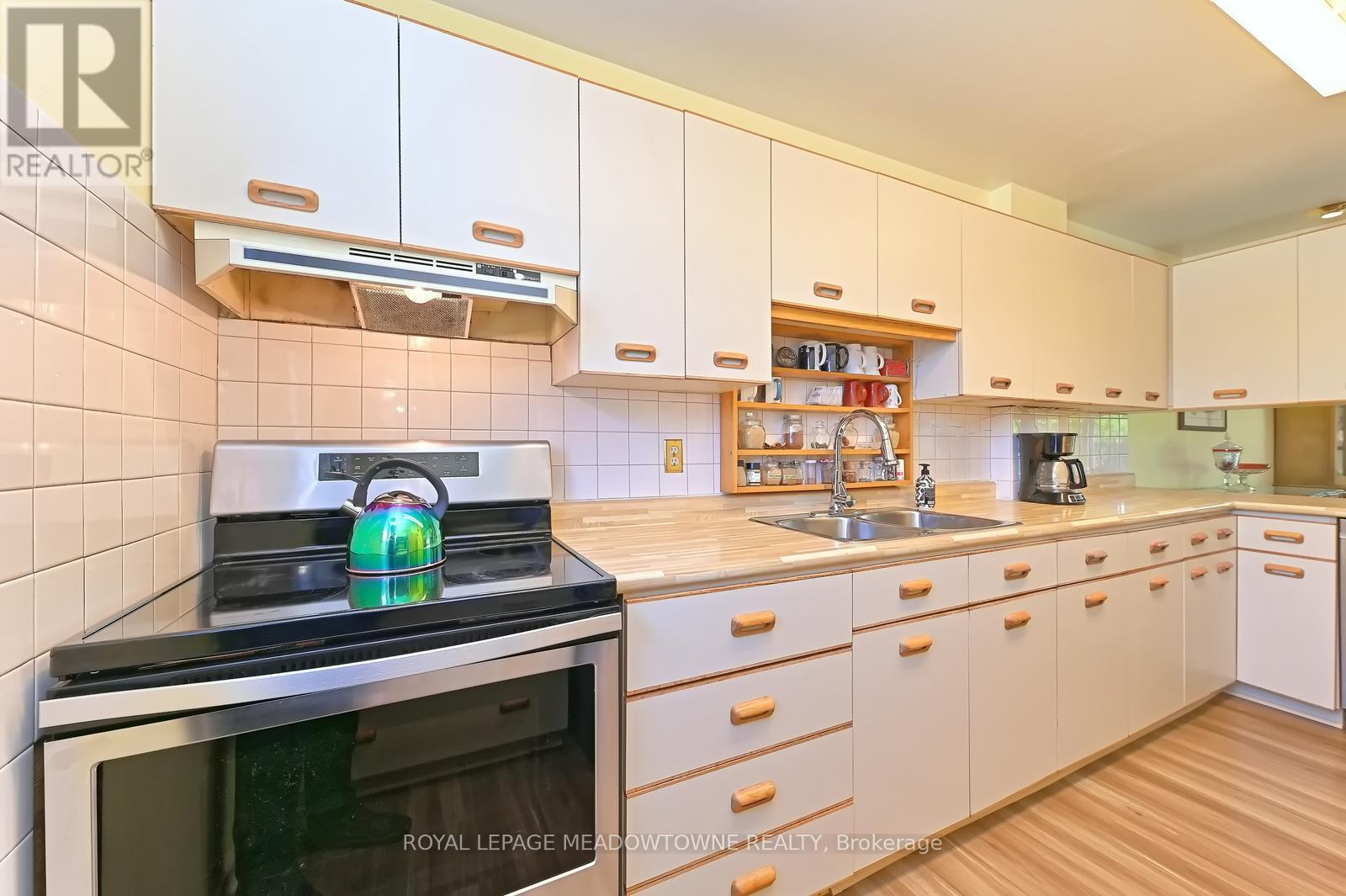 4 Greenfield Square, Brampton (Northgate), Ontario  L6S 2J3 - Photo 8 - W12437309