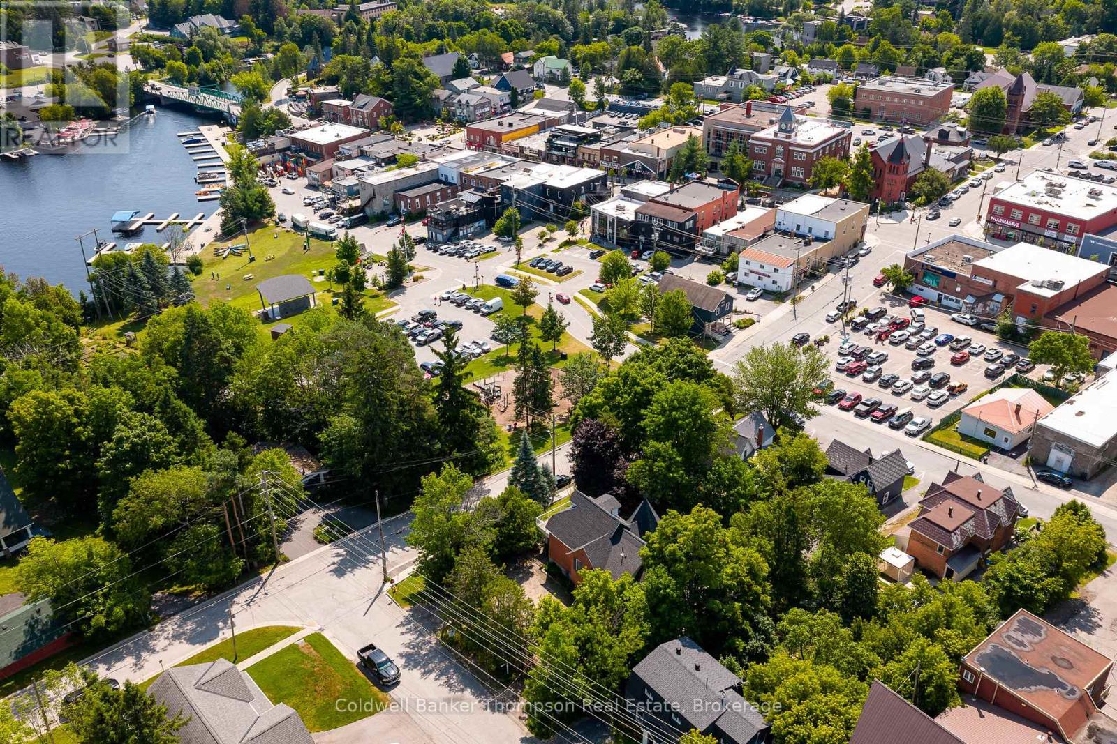 17 West Street N, Huntsville, Ontario  P1H 1X6 - Photo 2 - X12437730