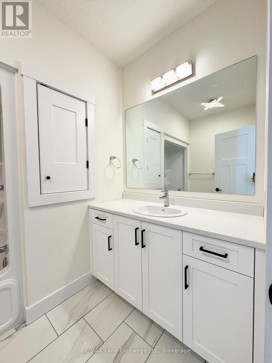 4829 Bruce Road 3, Saugeen Shores, Ontario  N0H 2C7 - Photo 5 - X12437776