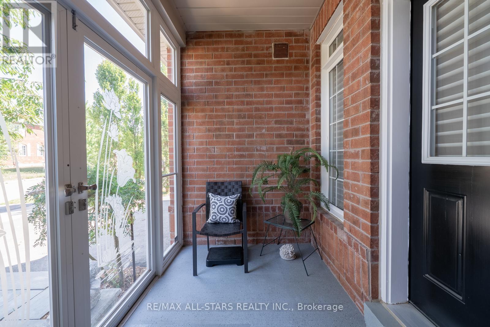 94 Chambersburg Way, Whitchurch-Stouffville, Ontario  L4A 0X8 - Photo 8 - N12376057