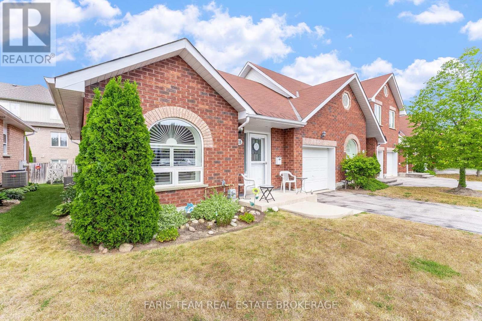 18 - 318 Little Avenue, Barrie, Ontario  L4N 2Z6 - Photo 2 - S12426362