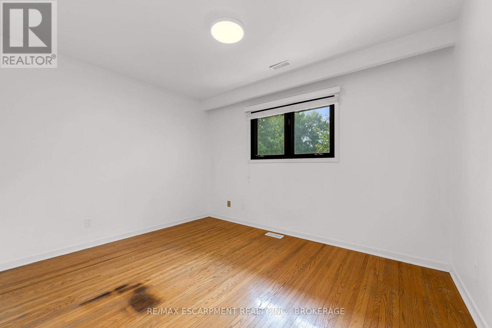 4252 William Street, Lincoln (Beamsville), Ontario  L0R 1B0 - Photo 9 - X12437883