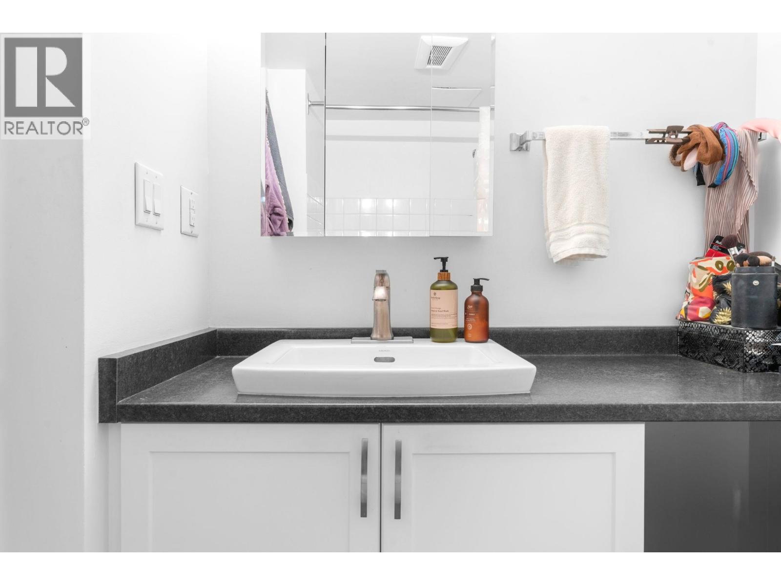 706 145 St. Georges Avenue, North Vancouver, British Columbia  V7L 3G8 - Photo 13 - R3053915