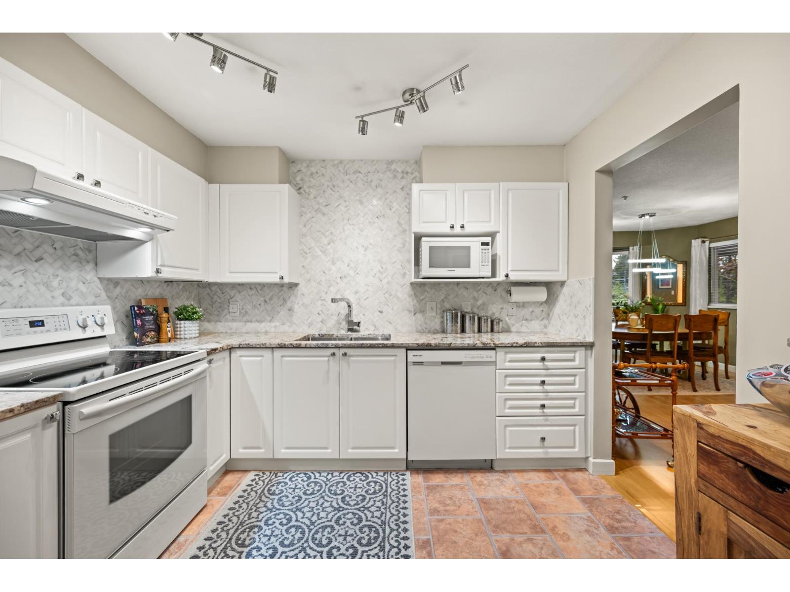 219 9979 140 STREET, surrey, British Columbia