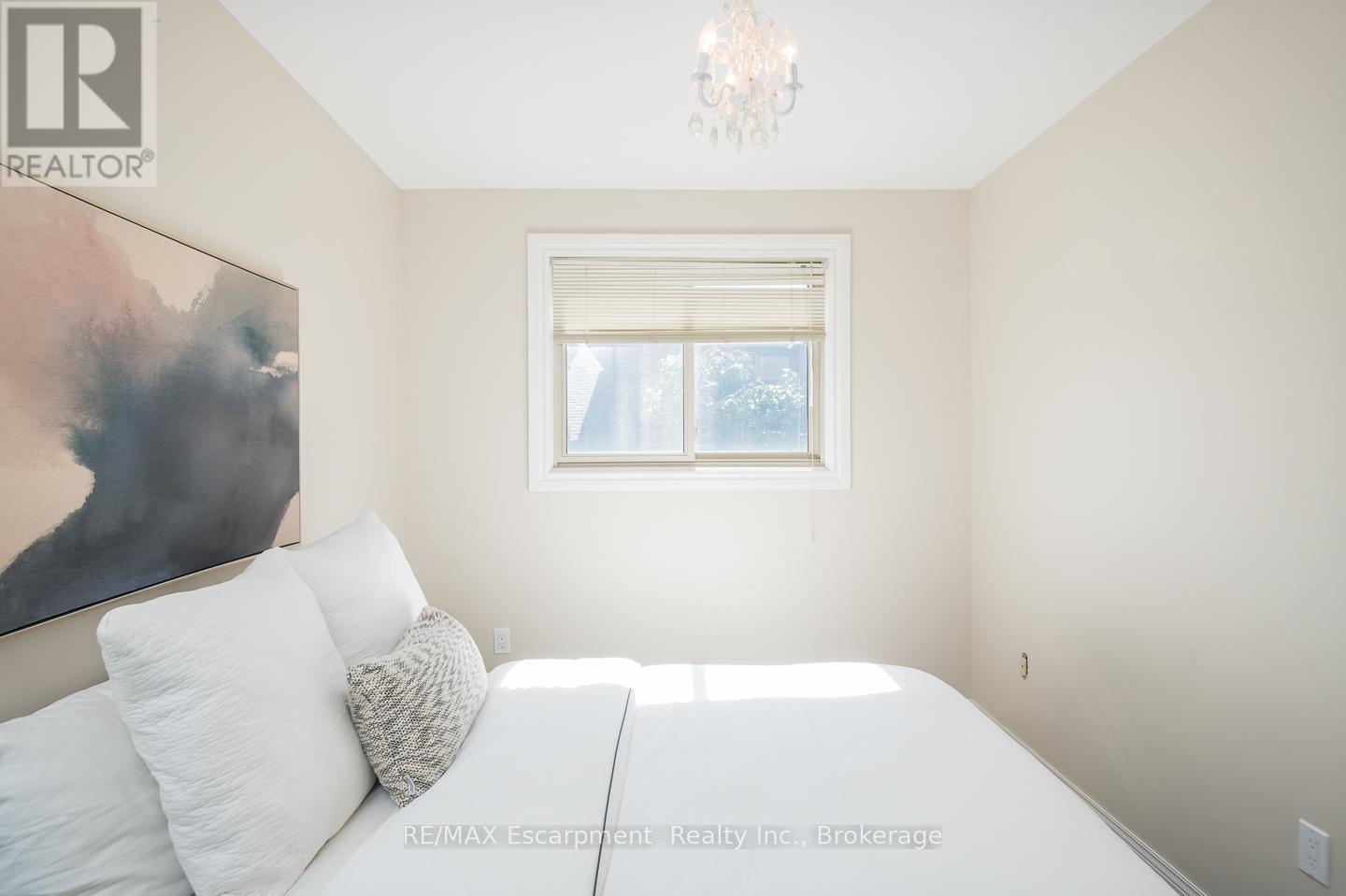 45 Amberwood Street, Hamilton, Ontario  L8J 1J1 - Photo 20 - X12438056