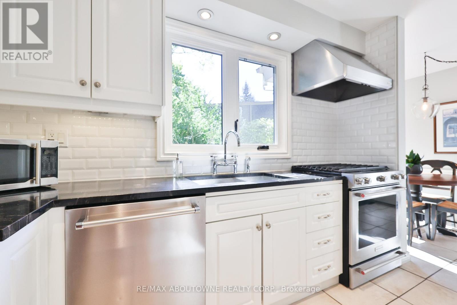 206 Rossmore Boulevard, Burlington, Ontario  L7N 1R1 - Photo 17 - W12436085