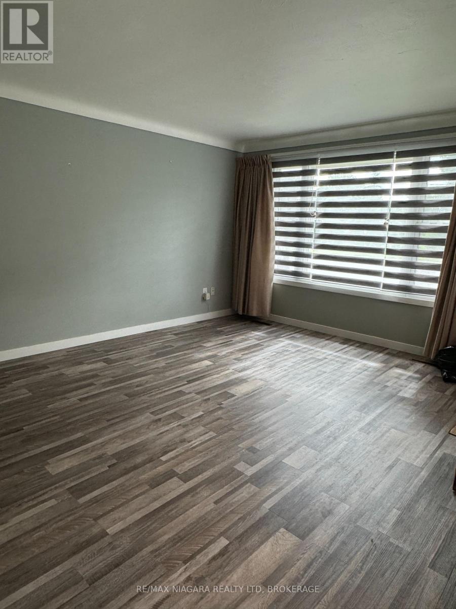 Main Floor - 287 Santone Avenue Avenue, Welland (Broadway), Ontario  L3C 2J7 - Photo 5 - X12438081