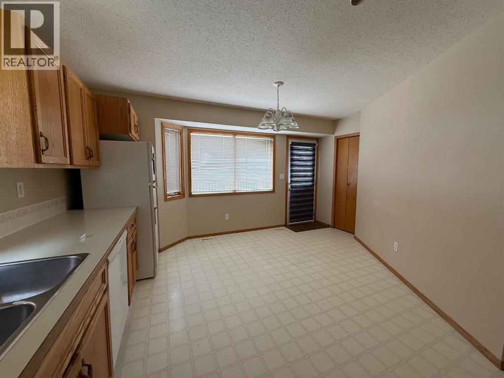 6224 Cypress Close, Olds, Alberta  T4H 1M7 - Photo 8 - A2244398
