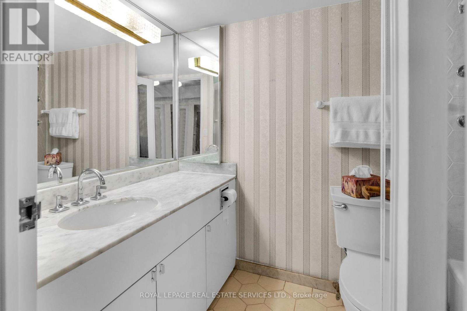 205 - 61 St Clair Avenue W, Toronto, Ontario  M4V 2Y8 - Photo 23 - C12437723