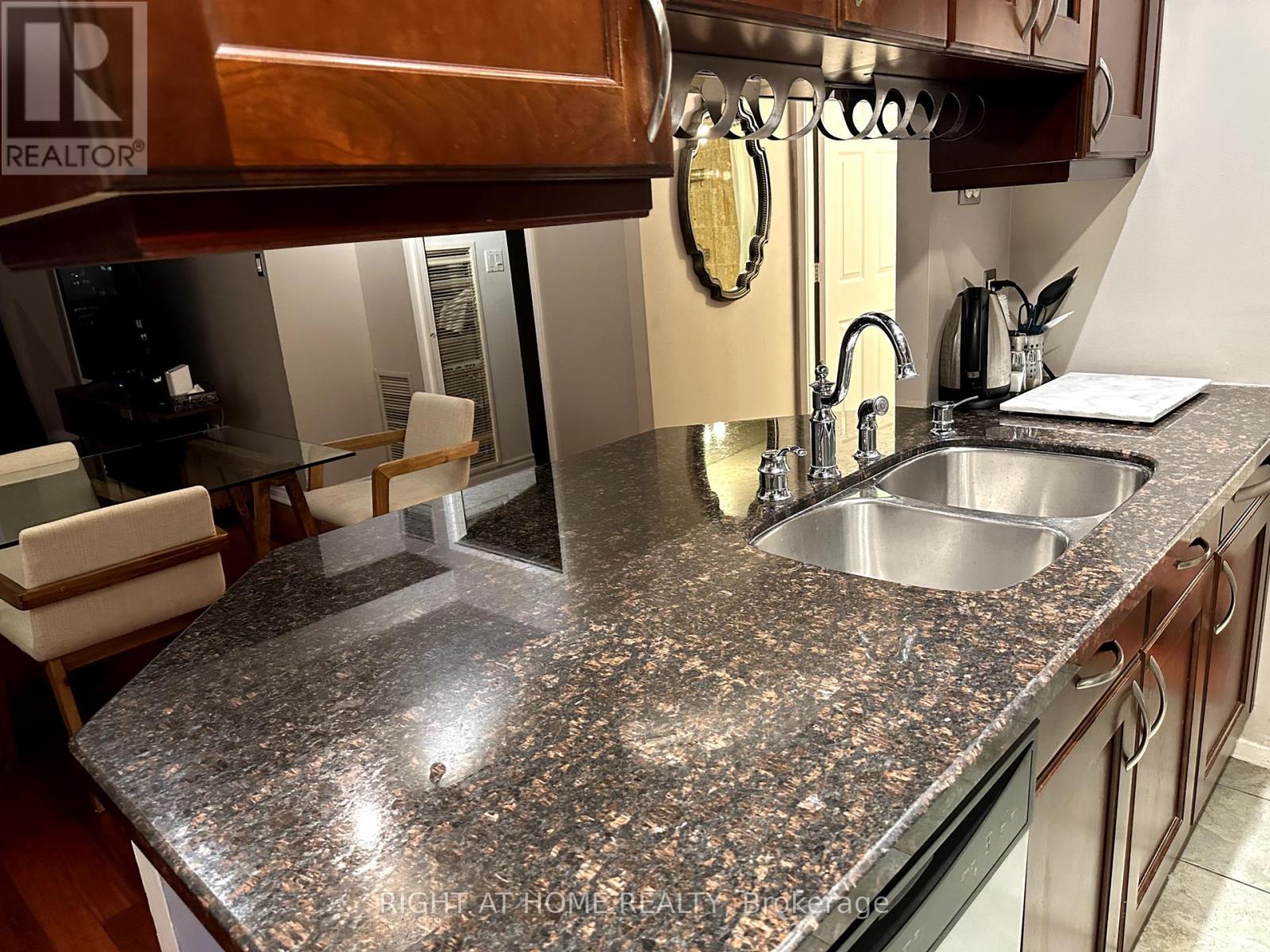 Ph15 - 633 Bay Street, Toronto, Ontario  M5G 2G4 - Photo 23 - C12437775