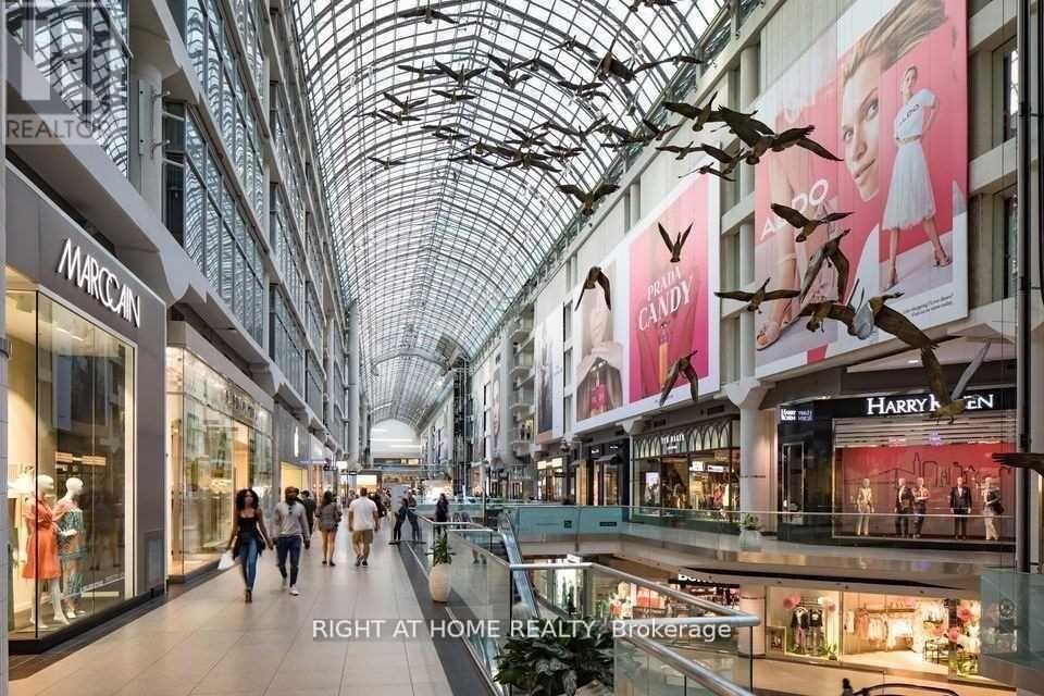 Ph15 - 633 Bay Street, Toronto, Ontario  M5G 2G4 - Photo 9 - C12437775