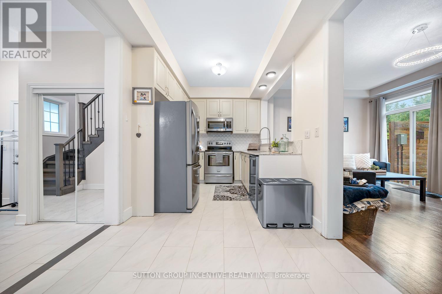 105 Collier Crescent, Essa, Ontario  L0M 1B5 - Photo 7 - N12437741