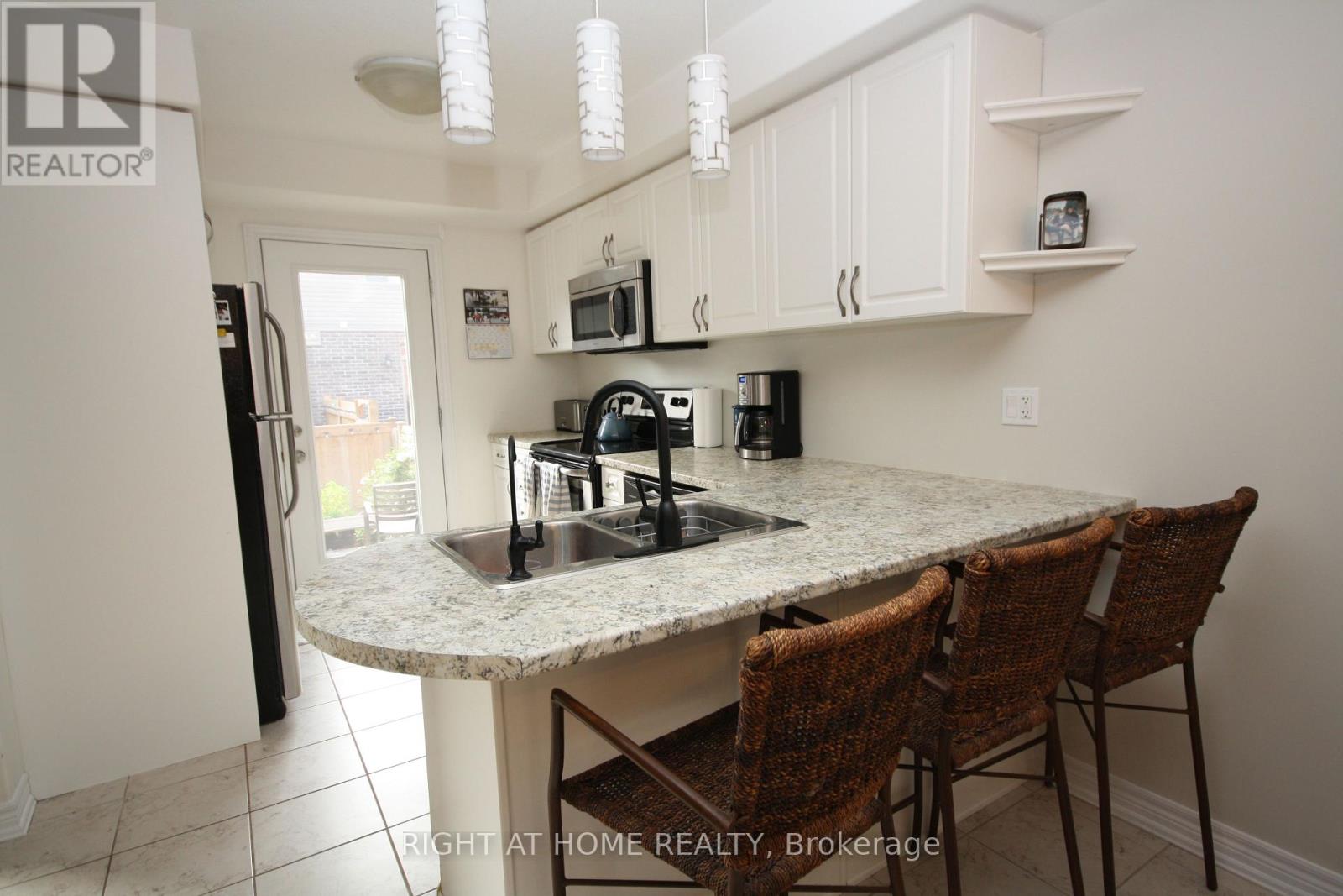 1039 Cook Drive, Midland, Ontario  L4R 0E4 - Photo 6 - S12437825