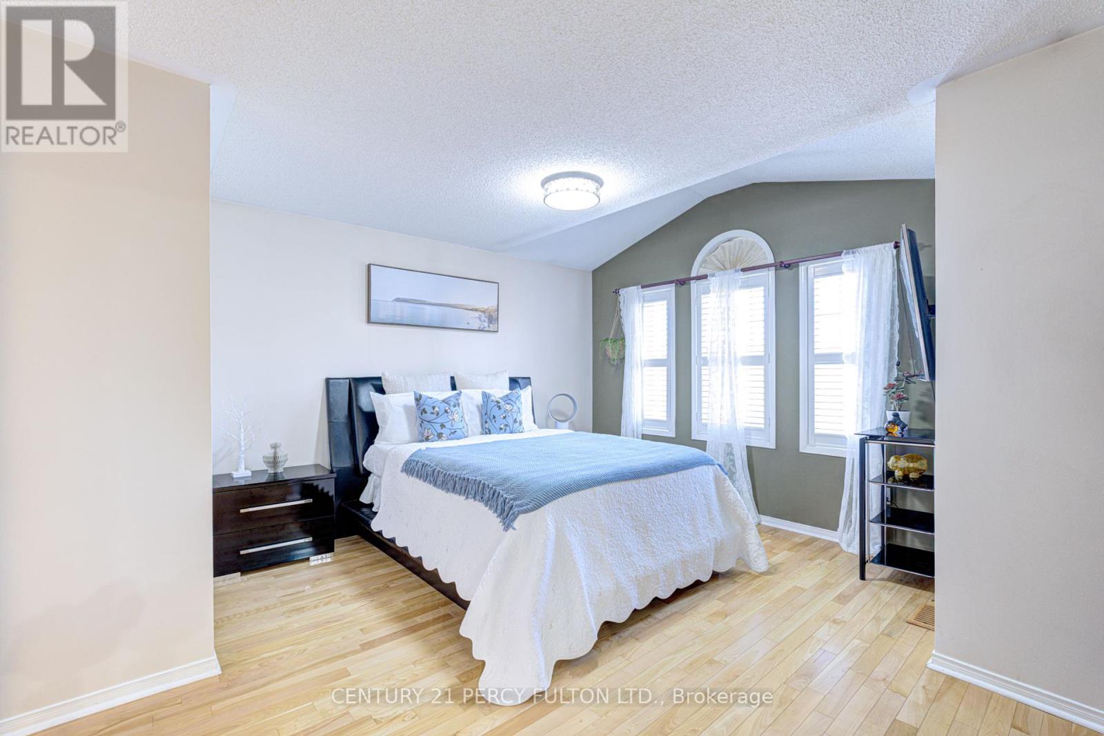 4 Dunlop Court, Brampton (Fletcher's Meadow), Ontario  L6X 4Z8 - Photo 10 - W12437664