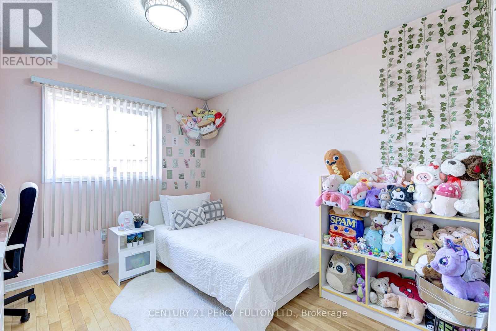 4 Dunlop Court, Brampton (Fletcher's Meadow), Ontario  L6X 4Z8 - Photo 12 - W12437664