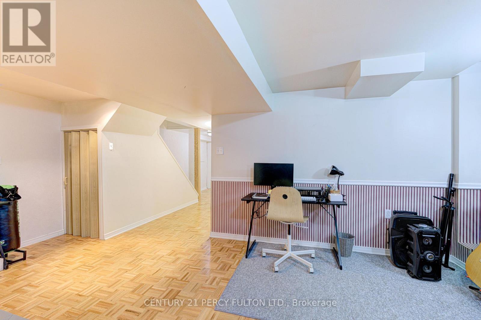 4 Dunlop Court, Brampton (Fletcher's Meadow), Ontario  L6X 4Z8 - Photo 16 - W12437664