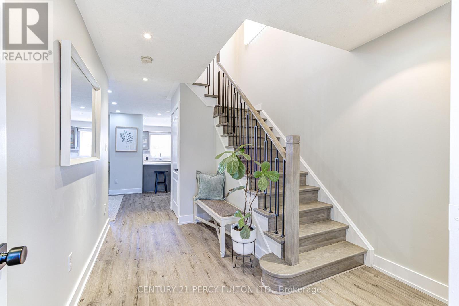 4 Dunlop Court, Brampton (Fletcher's Meadow), Ontario  L6X 4Z8 - Photo 2 - W12437664