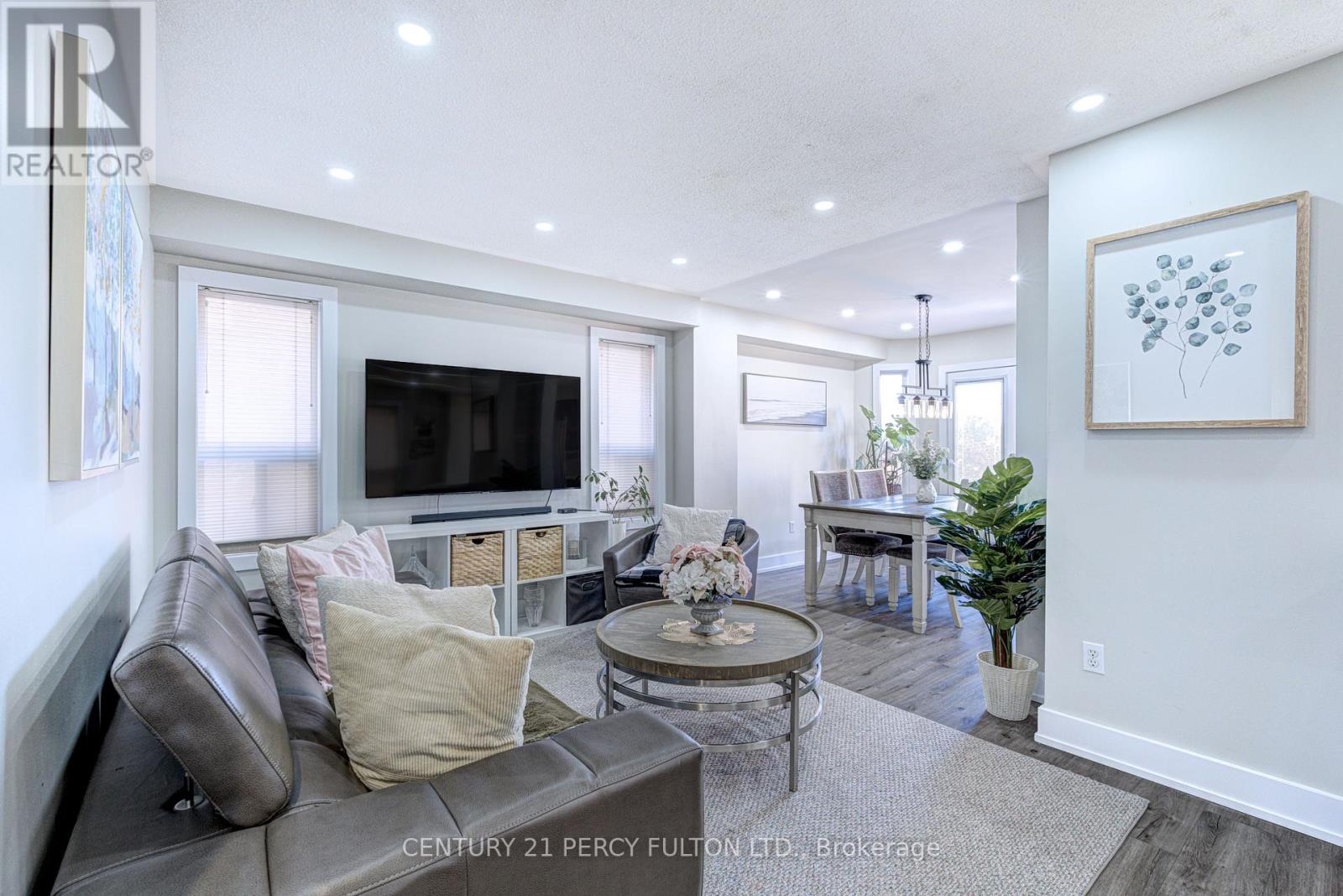 4 Dunlop Court, Brampton (Fletcher's Meadow), Ontario  L6X 4Z8 - Photo 3 - W12437664