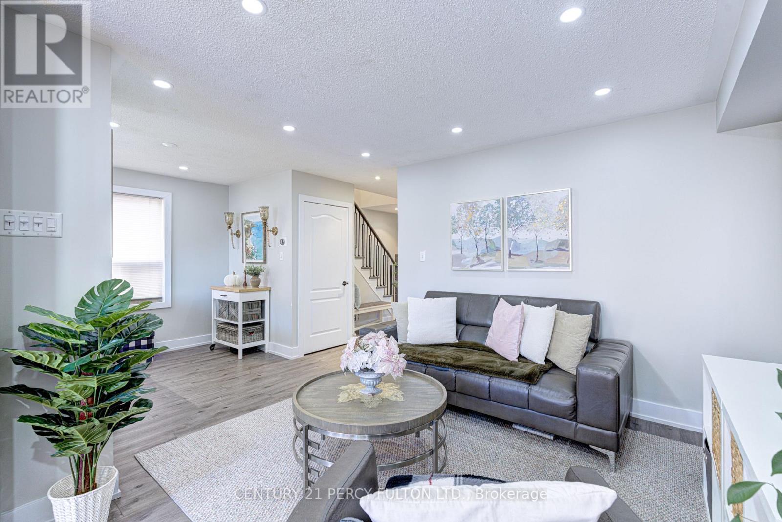 4 Dunlop Court, Brampton (Fletcher's Meadow), Ontario  L6X 4Z8 - Photo 4 - W12437664