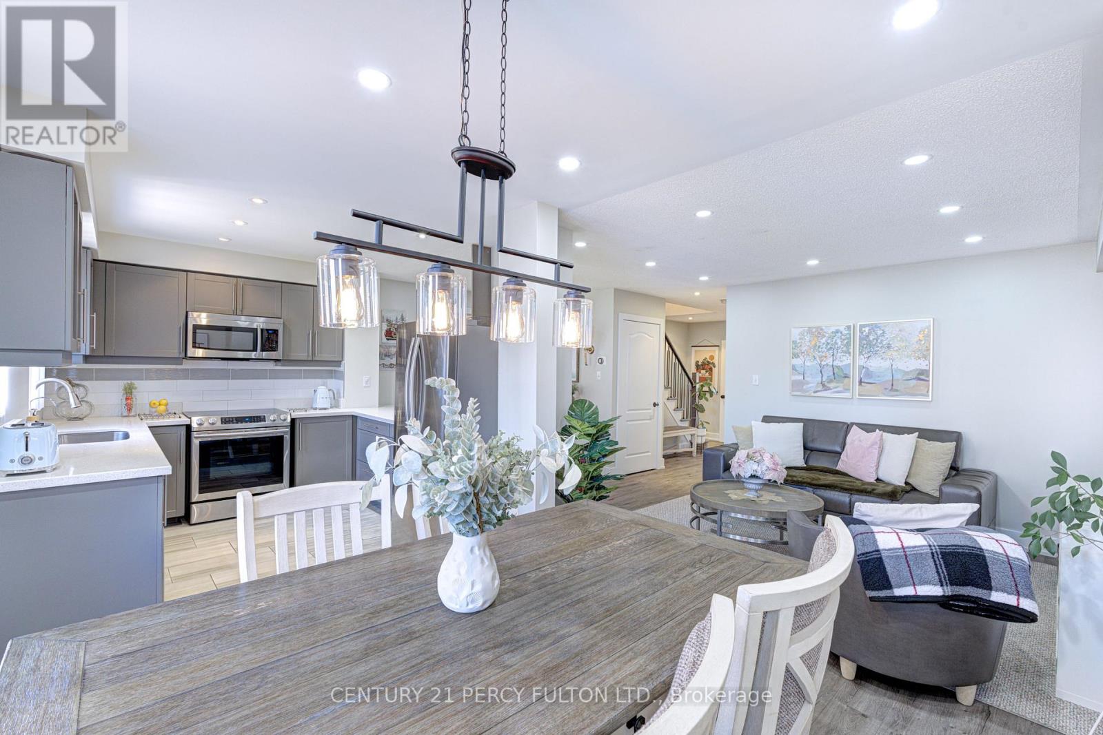 4 Dunlop Court, Brampton (Fletcher's Meadow), Ontario  L6X 4Z8 - Photo 6 - W12437664