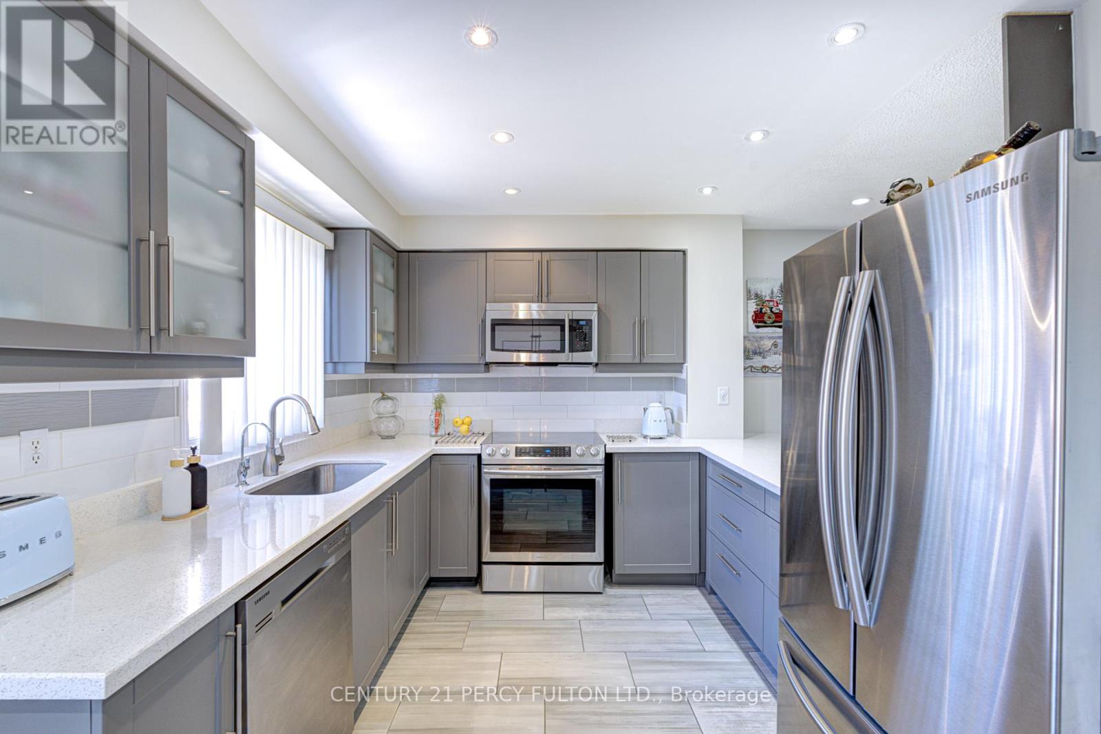 4 Dunlop Court, Brampton (Fletcher's Meadow), Ontario  L6X 4Z8 - Photo 7 - W12437664