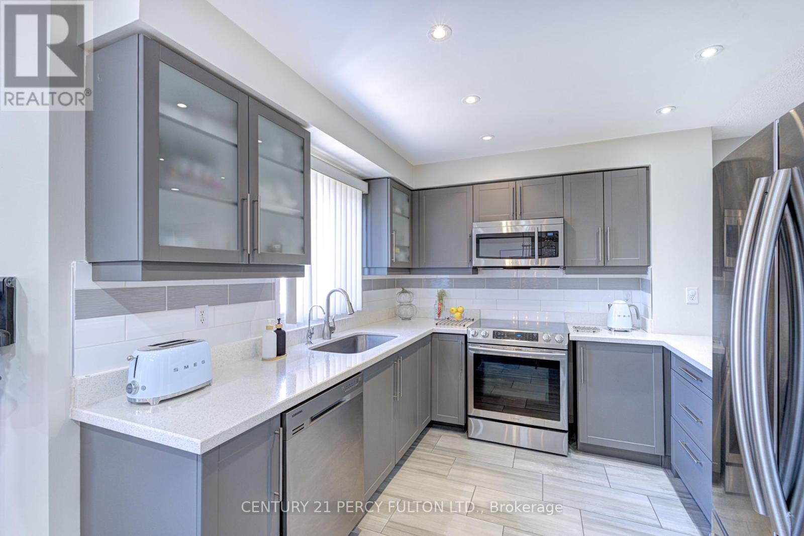 4 Dunlop Court, Brampton (Fletcher's Meadow), Ontario  L6X 4Z8 - Photo 8 - W12437664