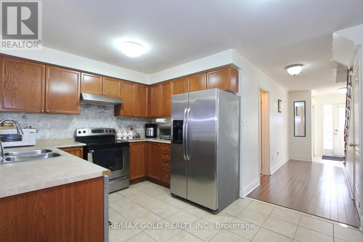 25 Wicklow Road E, Brampton, Ontario  L6X 0J6 - Photo 12 - W12437675