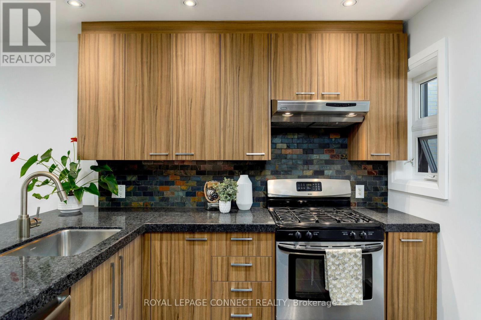 843 Windermere Avenue, Toronto, Ontario  M6S 3M5 - Photo 15 - W12437681