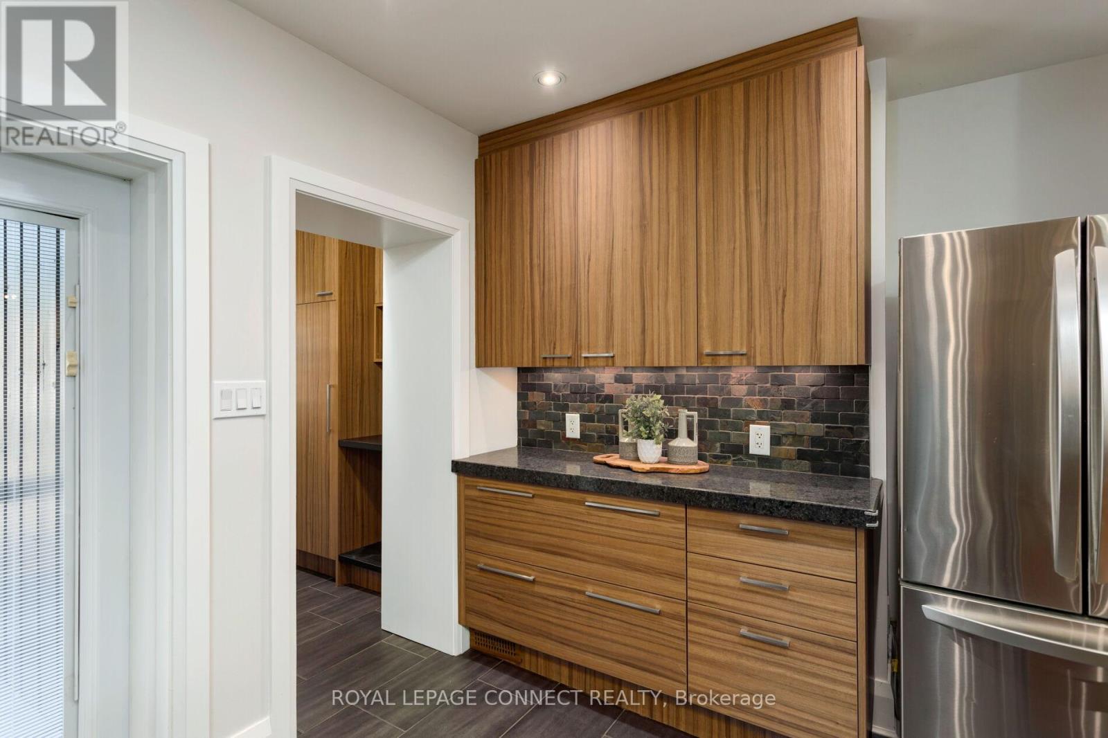 843 Windermere Avenue, Toronto, Ontario  M6S 3M5 - Photo 17 - W12437681