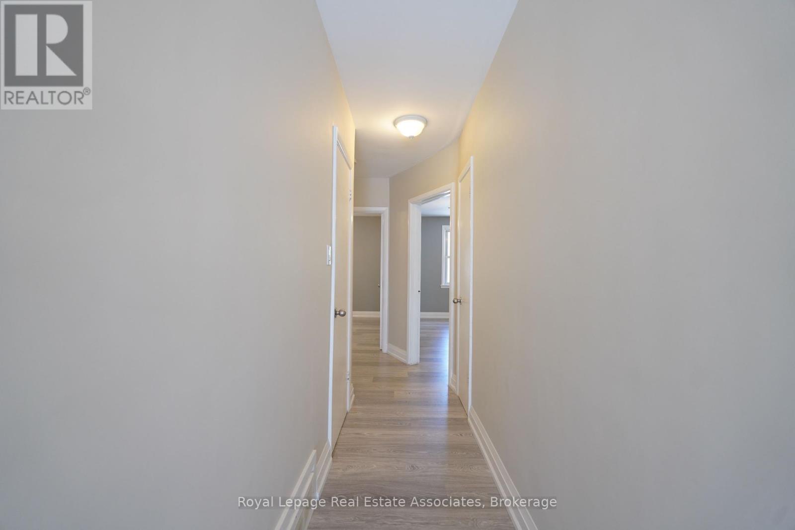 Upper - 11 Mississauga Road N, Mississauga, Ontario  L5H 2H5 - Photo 11 - W12437707