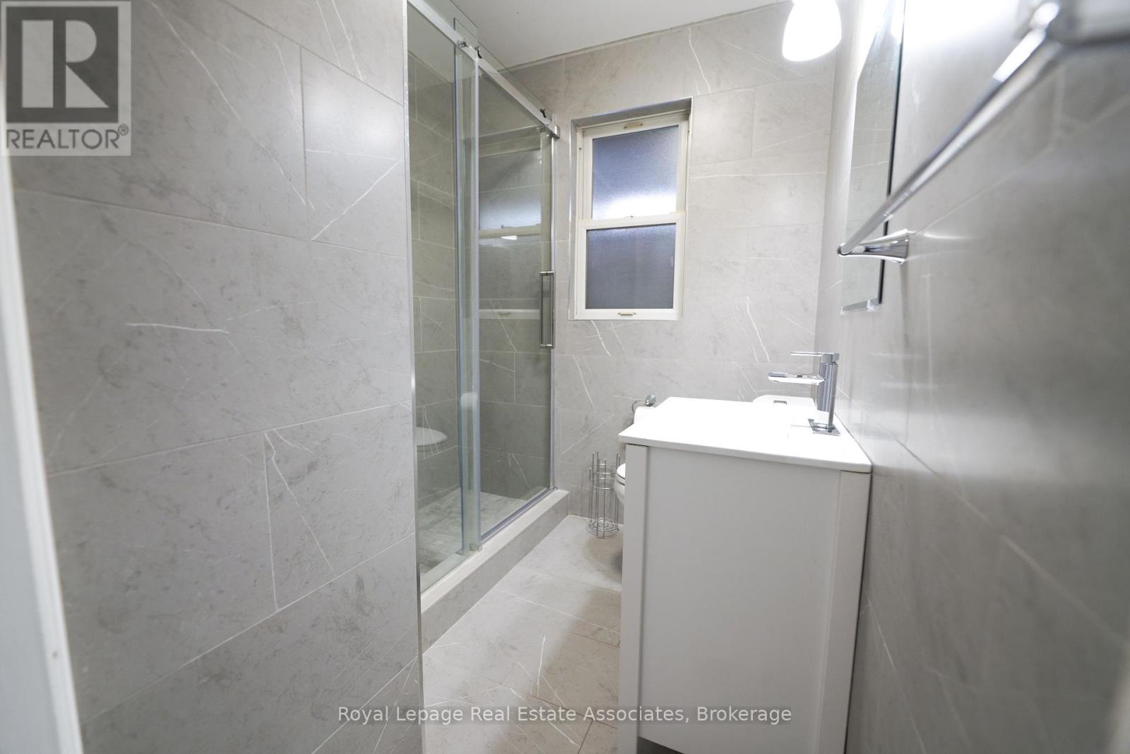 Upper - 11 Mississauga Road N, Mississauga, Ontario  L5H 2H5 - Photo 13 - W12437707