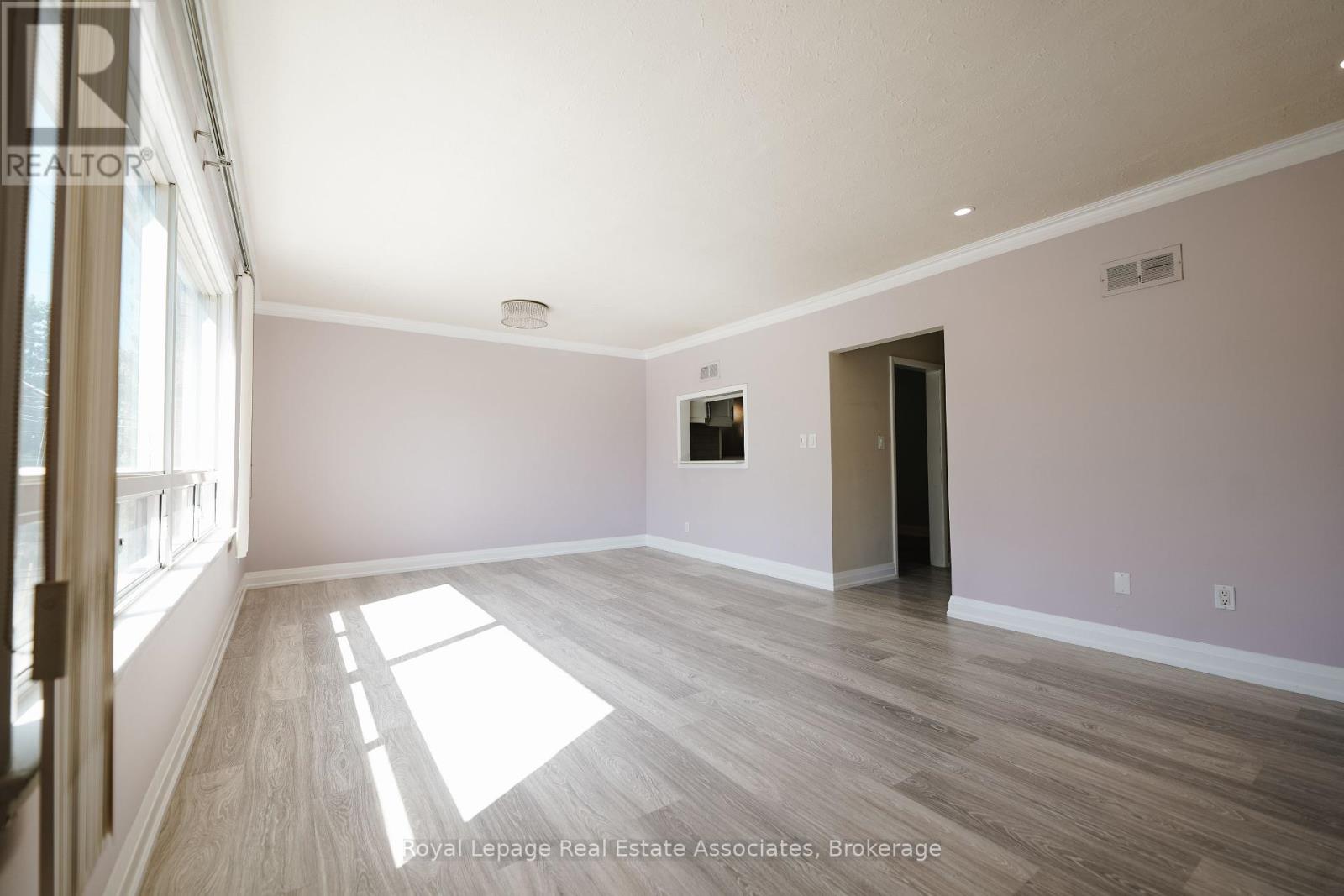 Upper - 11 Mississauga Road N, Mississauga, Ontario  L5H 2H5 - Photo 3 - W12437707