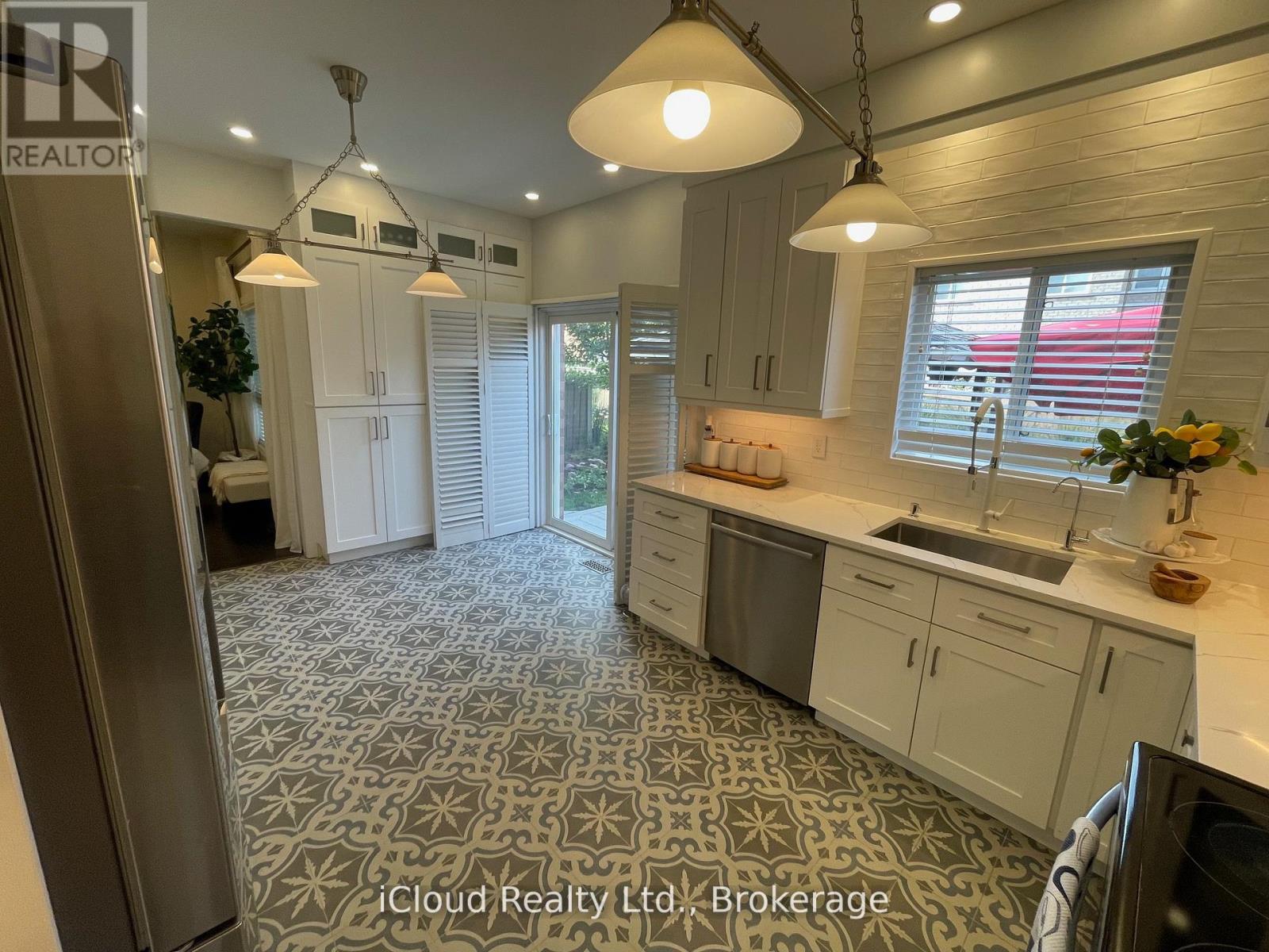 22 Fallgate Drive, Brampton, Ontario  L6X 0R5 - Photo 6 - W12437743