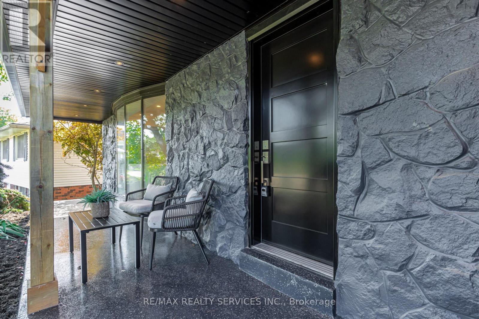 5133 Cherryhill Crescent, Burlington, Ontario  L7L 4B8 - Photo 2 - W12437753
