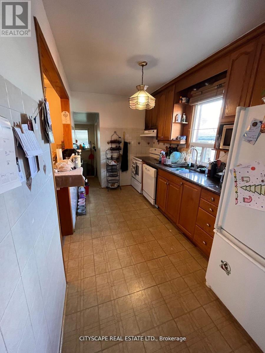 244 Rosethorn Avenue, Toronto, Ontario  M6M 3L1 - Photo 18 - W12437769