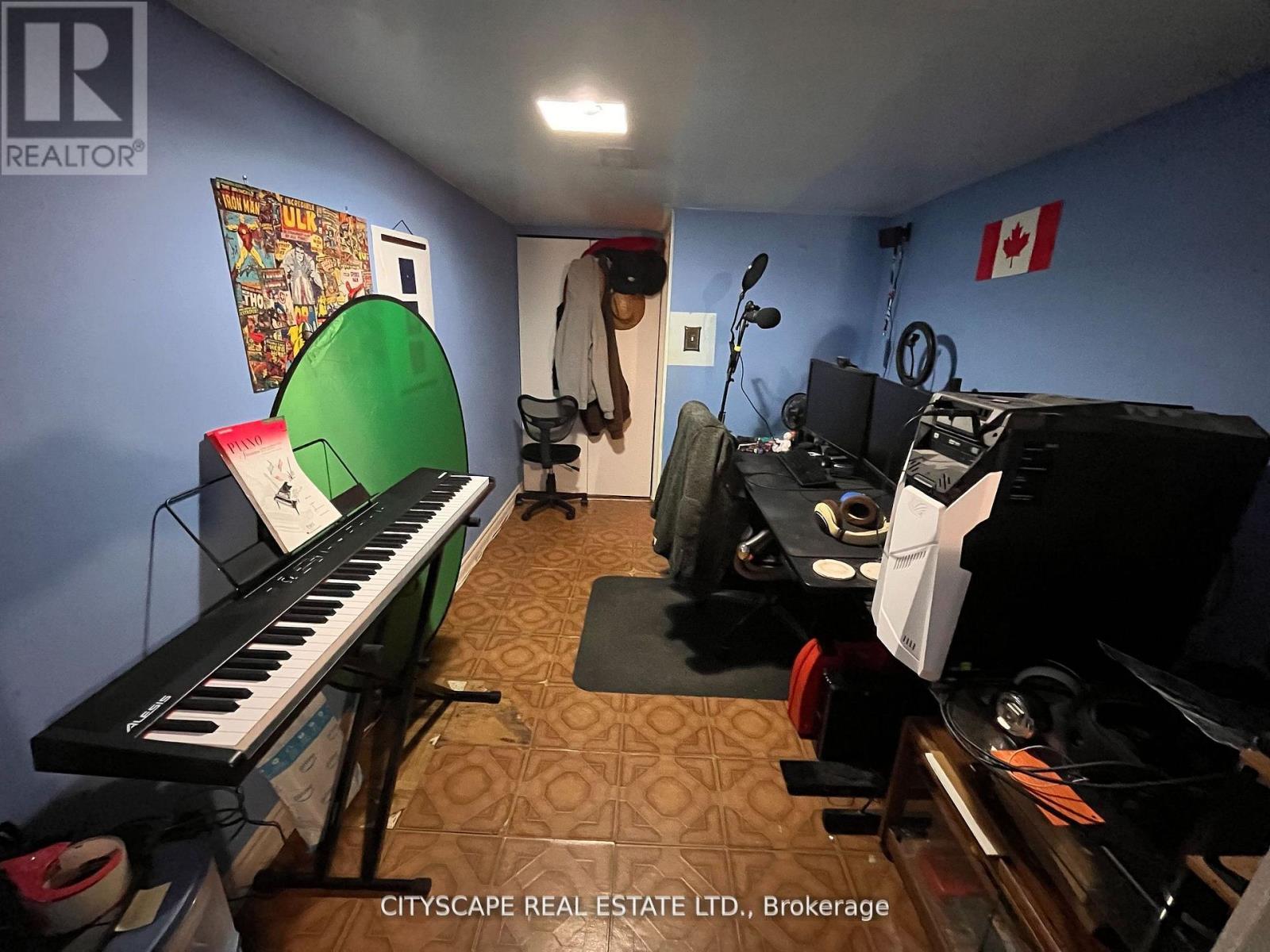 244 Rosethorn Avenue, Toronto, Ontario  M6M 3L1 - Photo 27 - W12437769