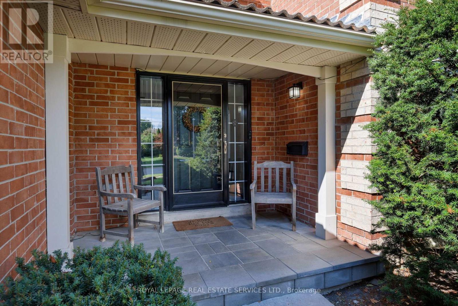 388 Aspen Forest Drive, Oakville, Ontario  L6J 6H5 - Photo 3 - W12437831