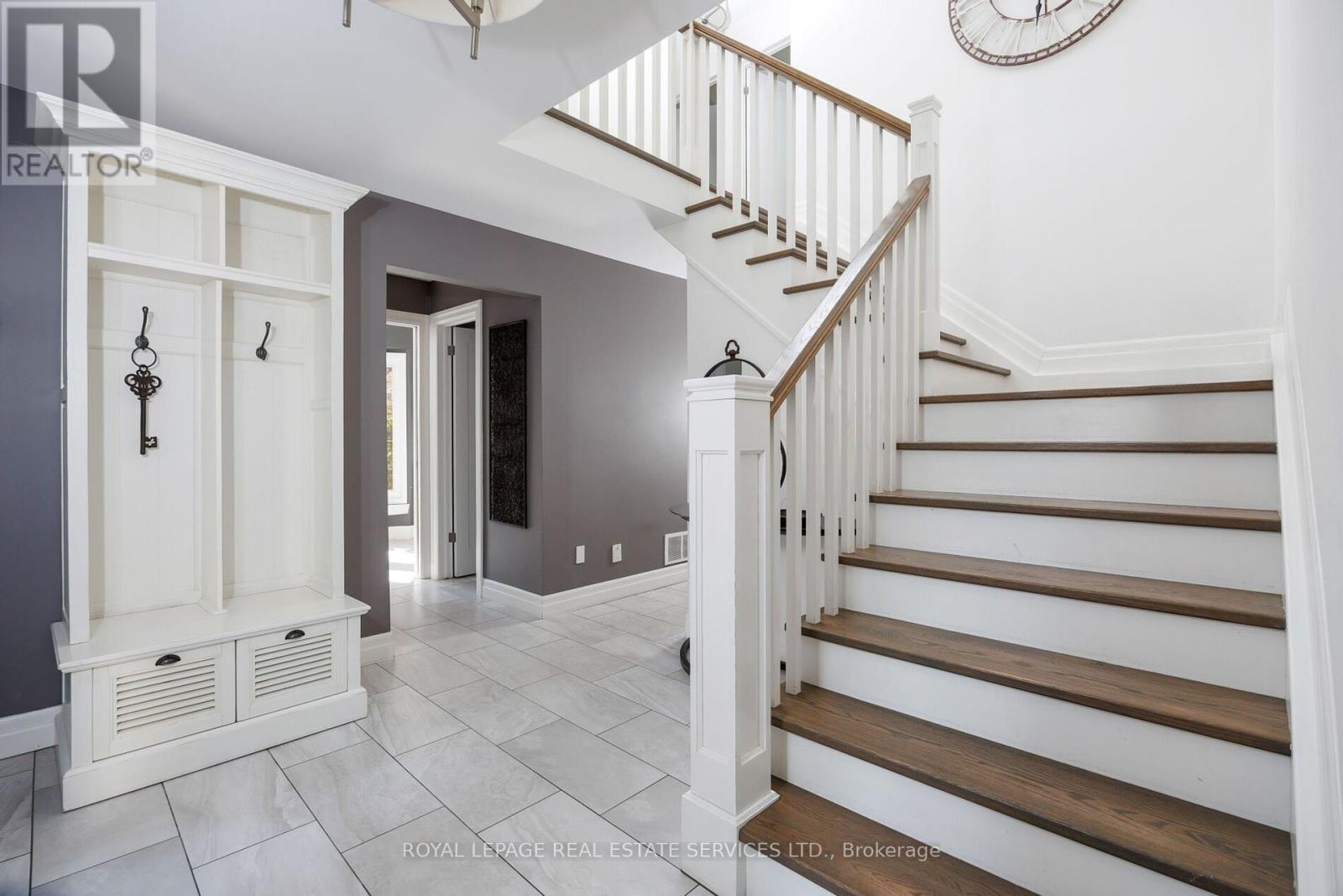 388 Aspen Forest Drive, Oakville, Ontario  L6J 6H5 - Photo 5 - W12437831