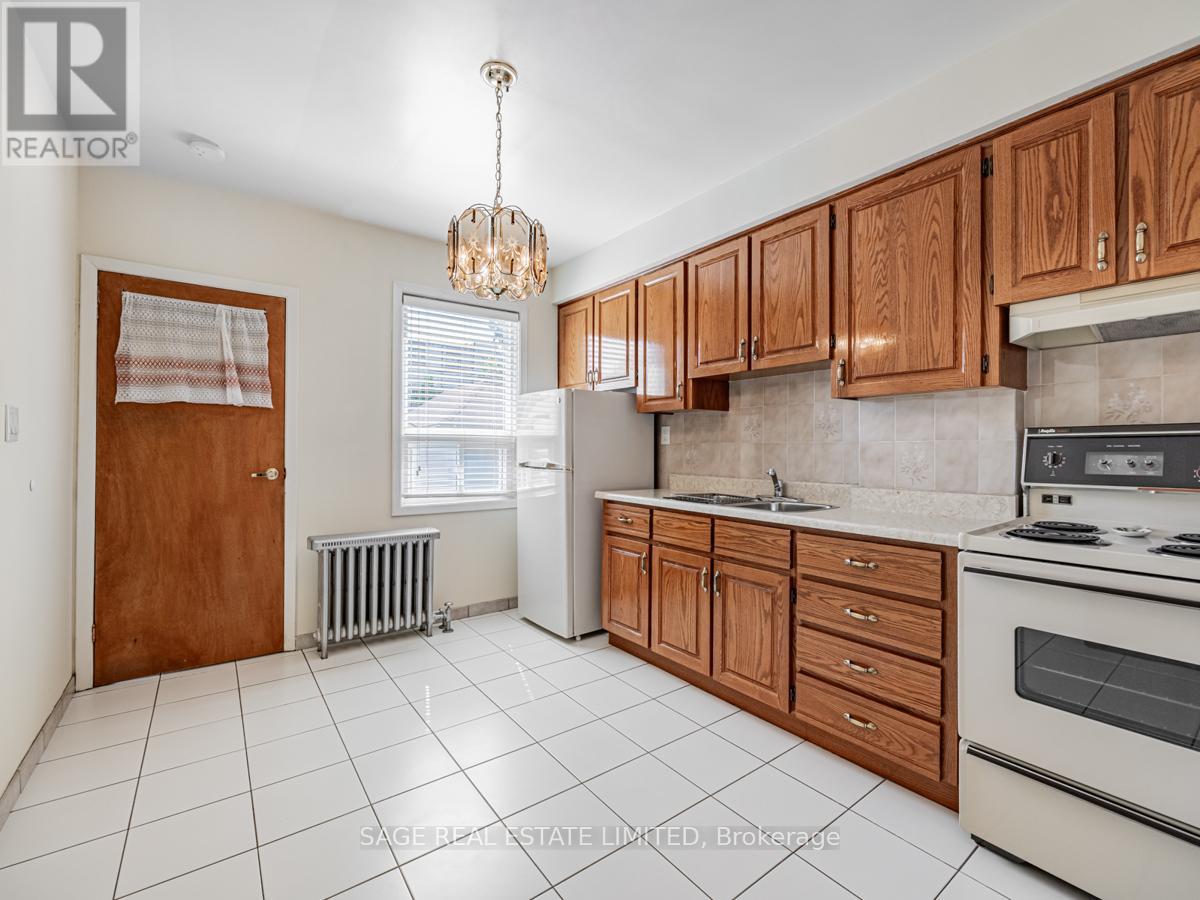 179 Livingstone Avenue, Toronto, Ontario  M6E 2L9 - Photo 11 - W12437870
