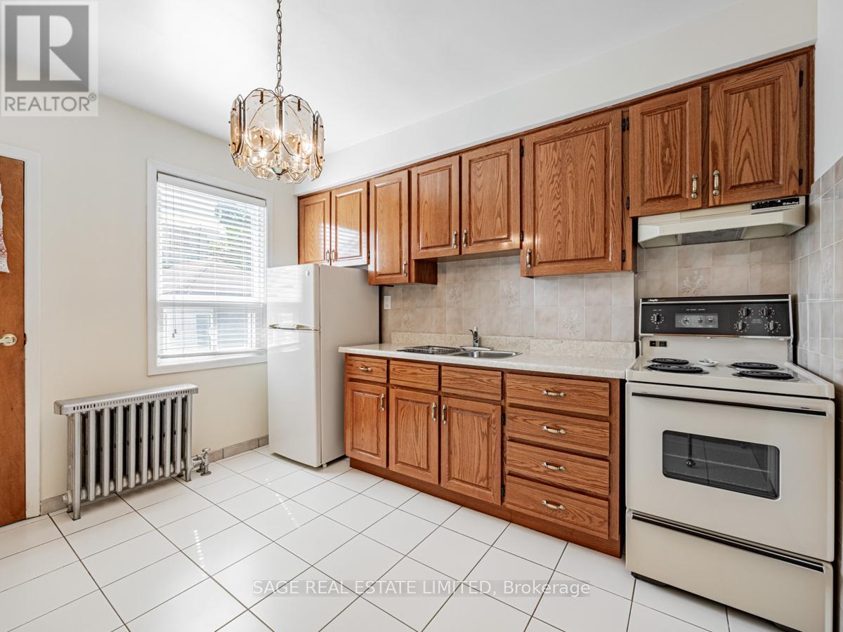 179 Livingstone Avenue, Toronto, Ontario  M6E 2L9 - Photo 12 - W12437870