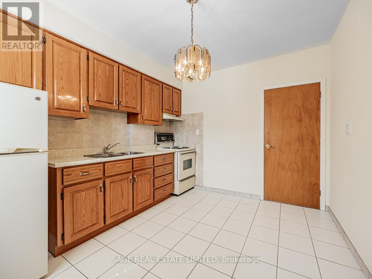 179 Livingstone Avenue, Toronto, Ontario  M6E 2L9 - Photo 14 - W12437870