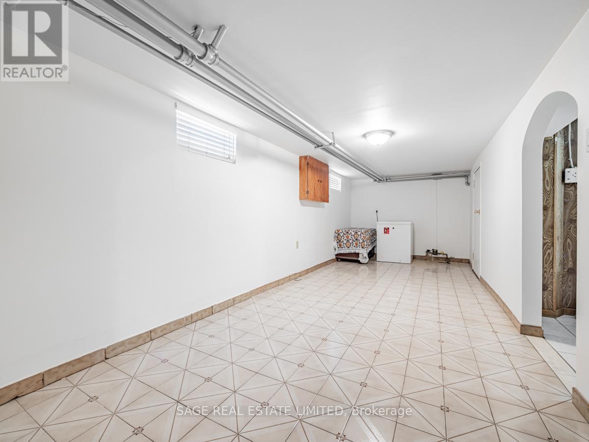179 Livingstone Avenue, Toronto, Ontario  M6E 2L9 - Photo 25 - W12437870