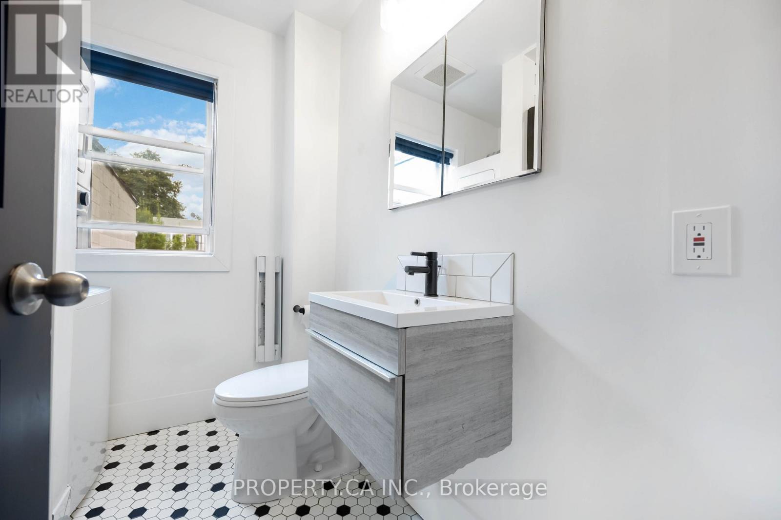 647a St Clair Avenue W, Toronto, Ontario  M6C 1A7 - Photo 12 - C12437938