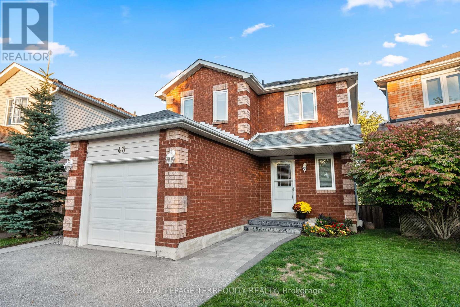43 Champine Square, Clarington, Ontario  L1C 4W1 - Photo 2 - E12437926