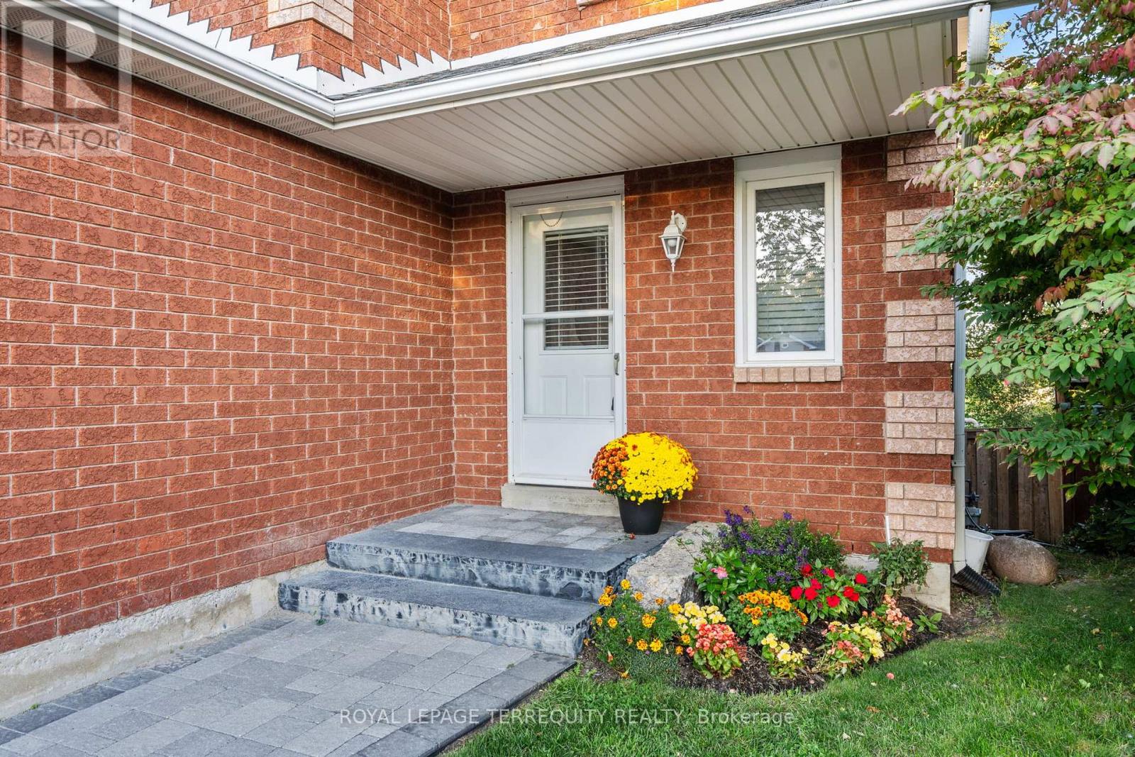 43 Champine Square, Clarington, Ontario  L1C 4W1 - Photo 3 - E12437926