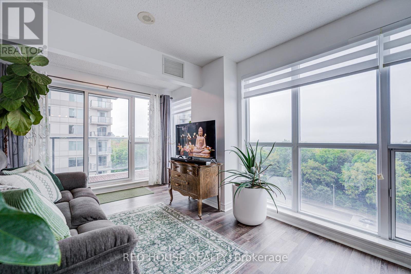 <div class="slider-price">$549,900</div><p>910 - 50 Town Centre Court, Toronto, Ontario</p>