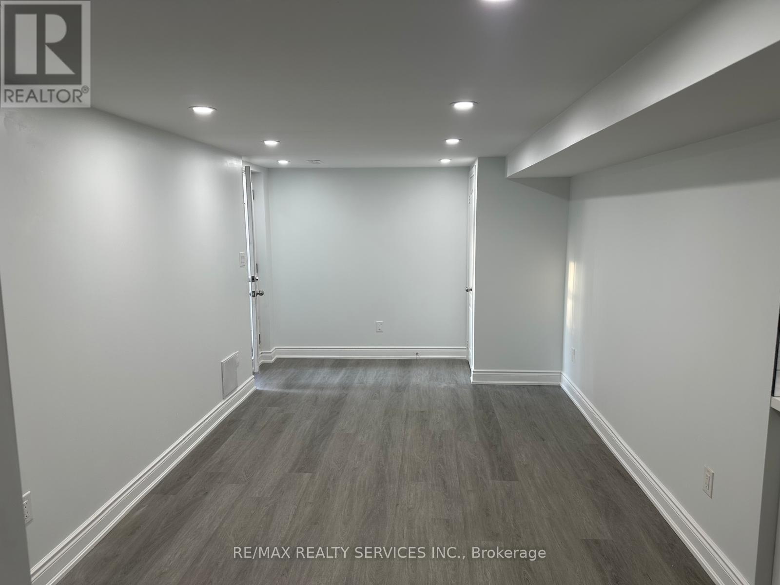 6903 Cumberland Court, Niagara Falls, Ontario  L2H 2R7 - Photo 3 - X12437779