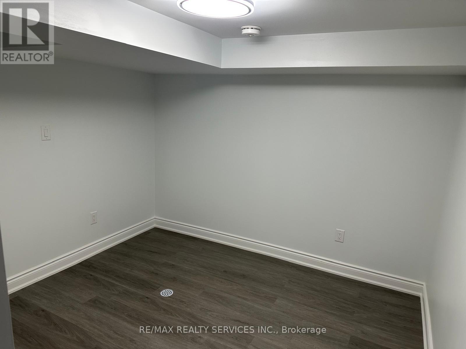 6903 Cumberland Court, Niagara Falls, Ontario  L2H 2R7 - Photo 6 - X12437779