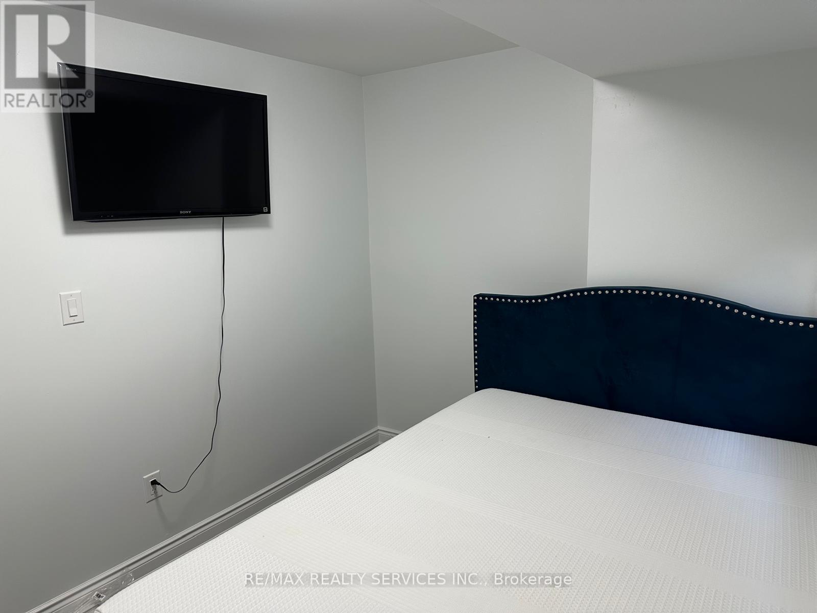 6903 Cumberland Court, Niagara Falls, Ontario  L2H 2R7 - Photo 9 - X12437779