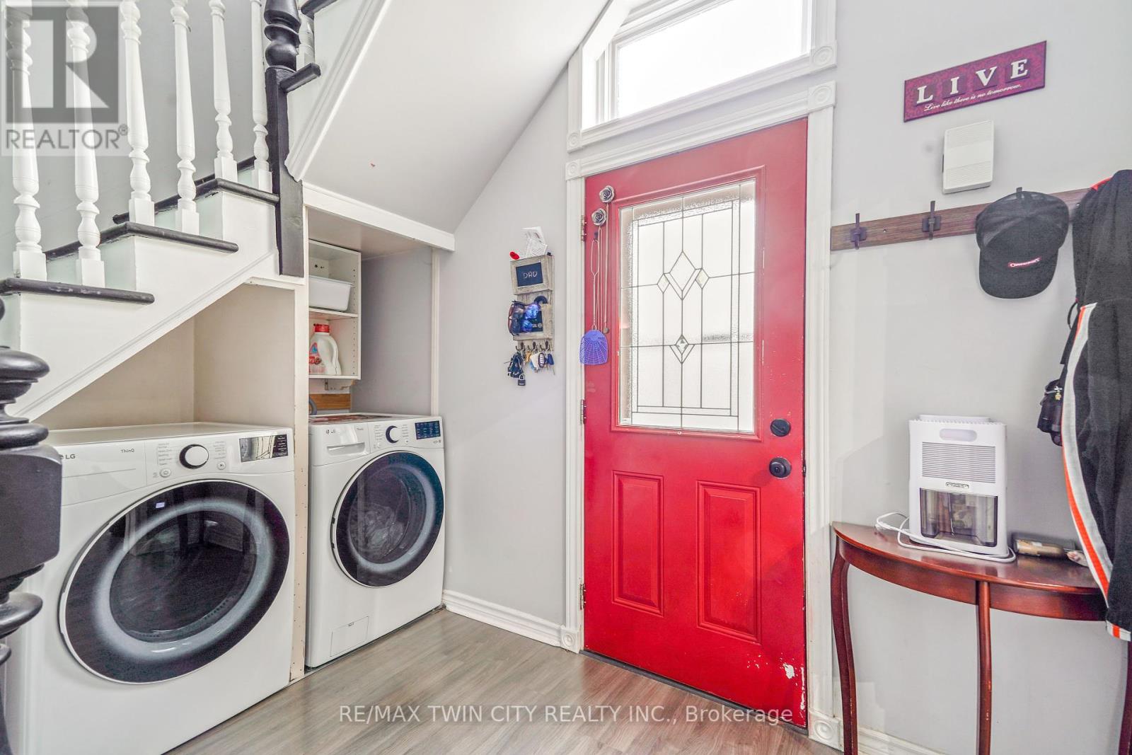 60 Terrace Hill Street, Brantford, Ontario  N3R 1G1 - Photo 5 - X12437862